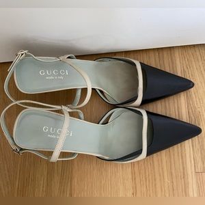 Size 9.5 strappy vintage designer Gucci heels in black and beige w pointed toe